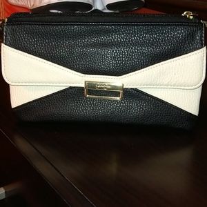 Hand bag that is white and black